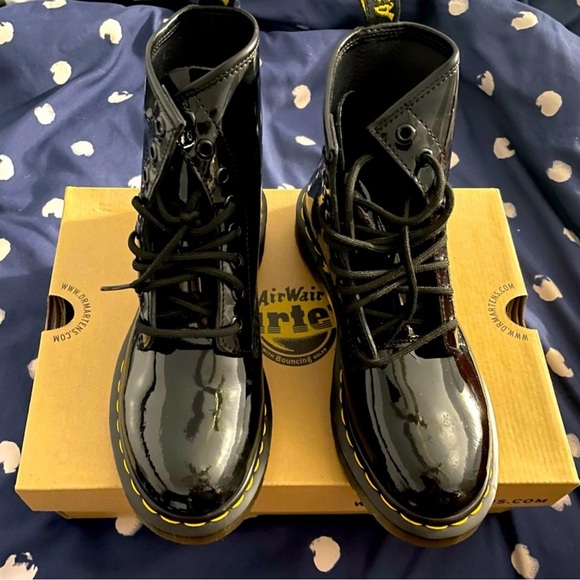 Dr. Martens 1460 WOMEN'S PATENT LEATHER LACE UP BOOTS - Picture 2 of 8